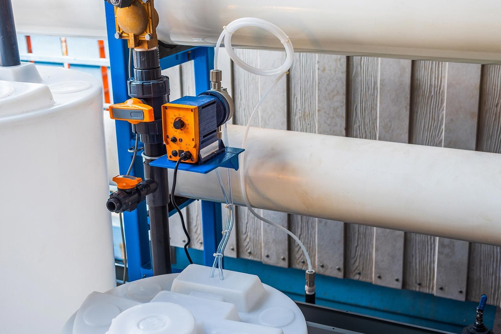 Dosiergerät an den Rohrleitungen einer Wasserinstallation